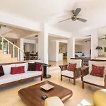 Βίλα Spacious 5 Bedroom With Private Pool *