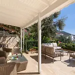 Βίλα Spacious 5 Bedroom With Private Pool