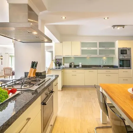 Spacious 5 Bedroom With Private Pool 빌라 *