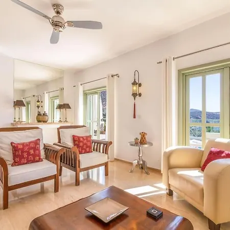Spacious 5 Bedroom With Private Pool