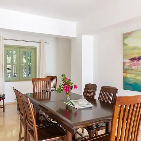 Villa Spacious 5 Bedroom With Private Pool *