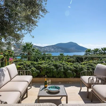 Spacious 5 Bedroom With Private Pool Villa *