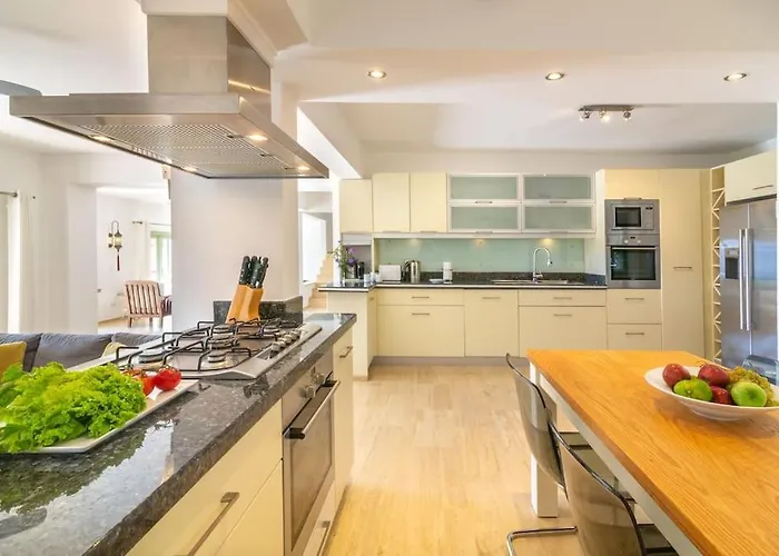 Spacious 5 Bedroom With Private Pool Vila *