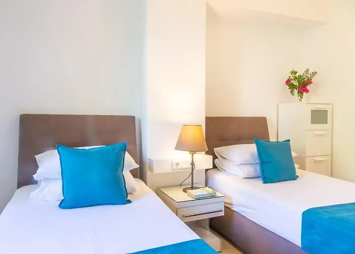 Spacious 5 Bedroom With Private Pool Vila