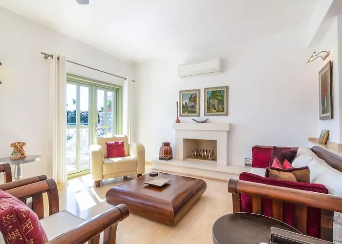 Spacious 5 Bedroom With Private Pool Vila *