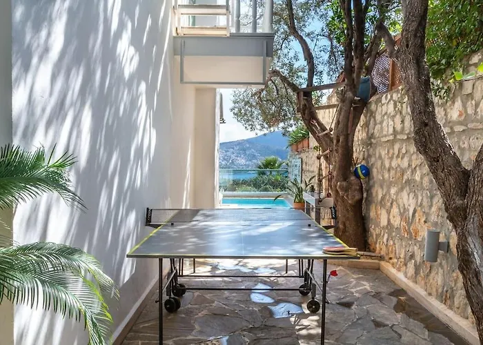 Spacious 5 Bedroom With Private Pool Vila *