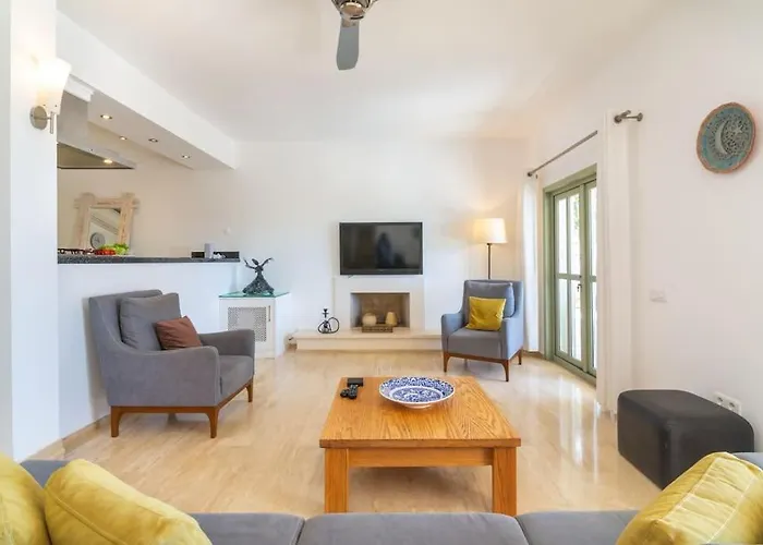 Spacious 5 Bedroom With Private Pool Vila